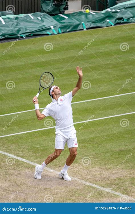 Roger Federer at Wimbledon editorial photo. Image of racket - 152934876