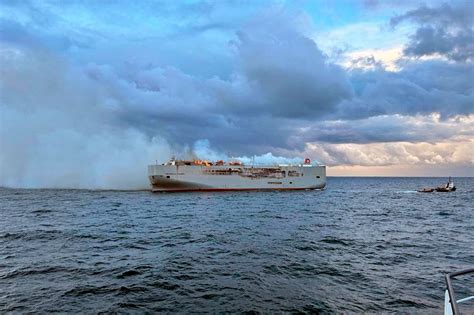 Un barco con casi 3.000 autos arde en el Mar del Norte cerca de un importante espacio natural ...