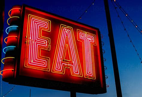 «Neon Eat Sign On At Diner» del colaborador de Stocksy «Raymond Forbes ...