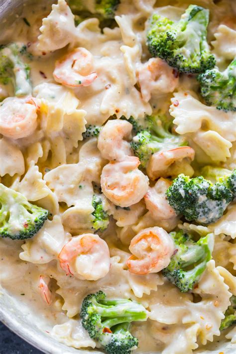 Skinny Garlic Shrimp & Broccoli Alfredo | Gimme Delicious