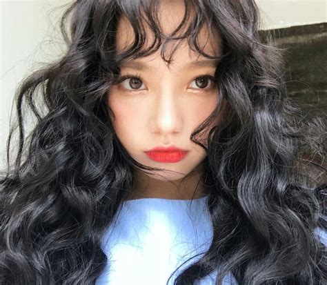 Pin de 𝙬𝙞𝙣𝙠𝙮𝙪 ☽︎ en ulzzang girl | Peluquería y belleza, Cortes de pelo rizado largo, Peinado ...