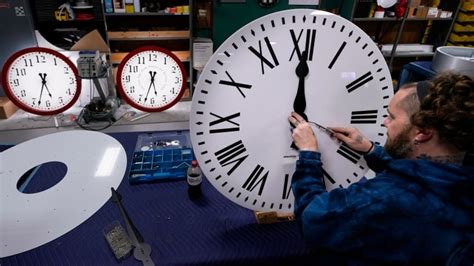 Clocks turn back 1 hour this weekend | CBC News