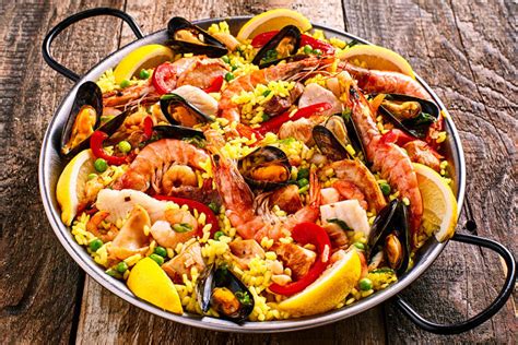 Paella: Věhlasné španělské jídlo, které pochází z Valencie