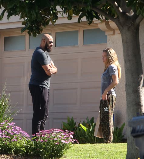 Kendra Wilkinson appears to fight with ex-husband Hank Baskett outside home two years after ...