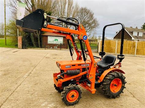 KUBOTA B5001 4WD COMPACT TRACTOR C/W FRONT LOADER & BUCKET