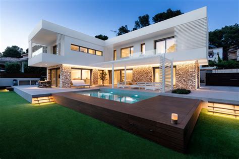 Contrasting Materials Were Used On The Exterior Of This Contemporary ...