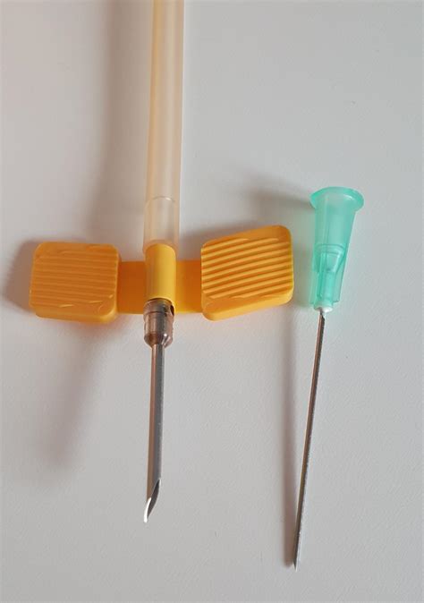 The size difference of a dialysis needle to a normal needle : r/mildlyinteresting