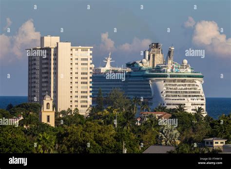 Royal Caribbeans Independence of the Seas leaving Port Everglades, Fort Lauderdale Florida Stock ...