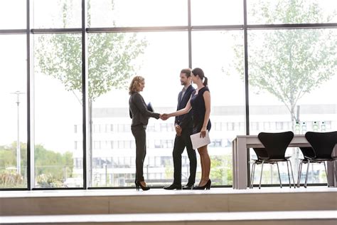 Premium Photo | Business people shaking hands in office