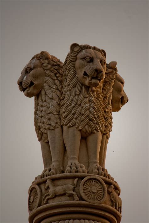 Fotos gratis : madera, Monumento, estatua, pilar, león, emblema ...