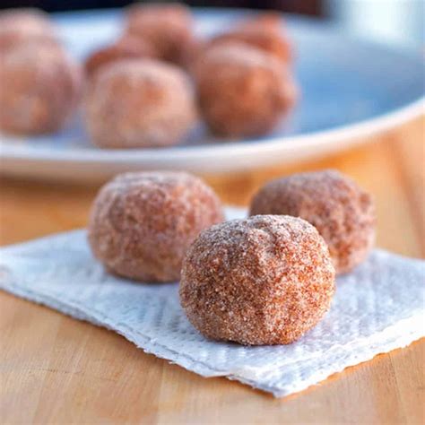 Cinnamon Sugar Donut Balls Recipe - Pinch of Yum