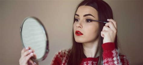 When Should A Girl Wear Mascara? | TechGirls Project