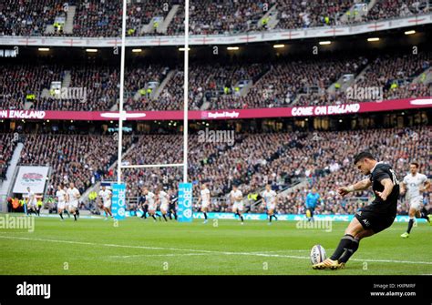 DAN CARTER KICKS PENALTY ENGLAND V NEW ZEALAND ENGLAND V NEW ZEALAND ...