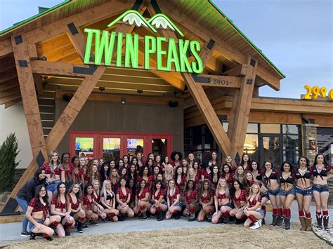 Twin Peaks Babes - Meet The Girls In Plaid Uniform That Are Ready To Serve You