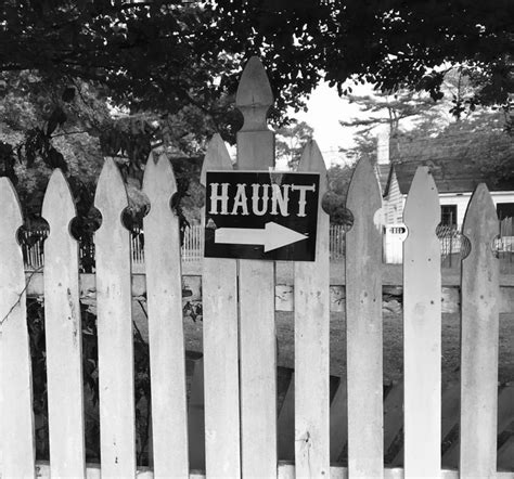 Haunted House Etiquette – The Red & Black