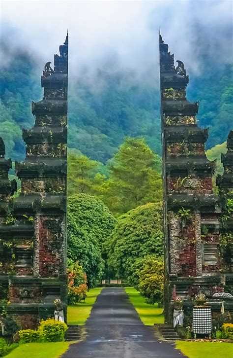 Gates to one of the Hindu temples in Bali in Indonesia Lombok, Ubud, Cool Places To Visit ...