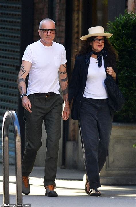 Daniel Day-Lewis holds hands with glamorous wife Rebecca Miller ...