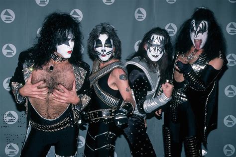 Kiss apresenta, pela primeira vez, o show Off Soundboard Tokyo 2001