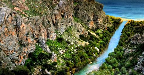 Nomadish: Hiking in gorgeous Preveli gorge