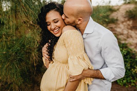 25 Stunning Couple Maternity Photoshoot Ideas