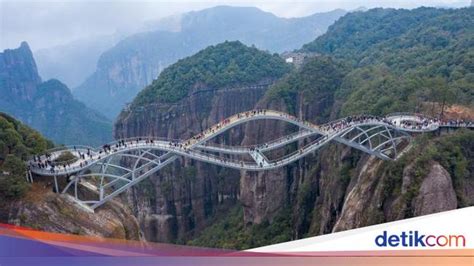 Potret Jembatan Kaca Tak Biasa di China