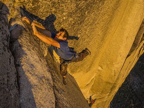 Alex Honnold free climbing El Capitan [990x742] : r/AdrenalinePorn