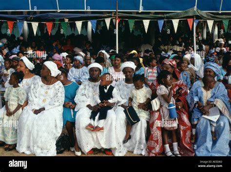 Gambia traditional clothing hi-res stock photography and images - Alamy