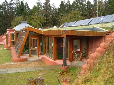 Brighton Earthship | Small House Swoon | Maison earthship, Géonef ...