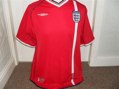 England Away football shirt 2001 - 2003.