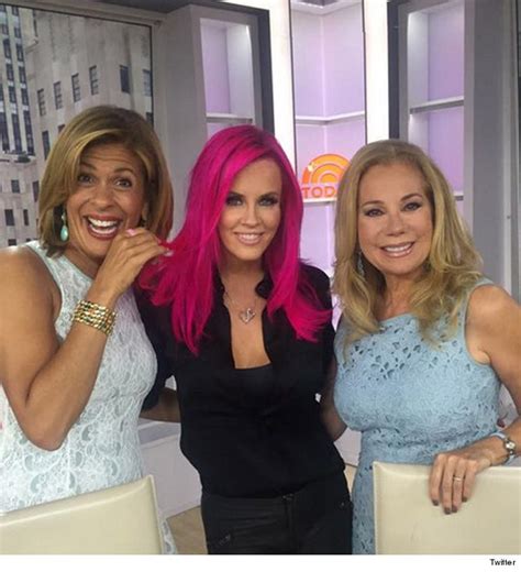 Jenny McCarthy Debuts Shocking Pink 'Do -- Like the Look?!