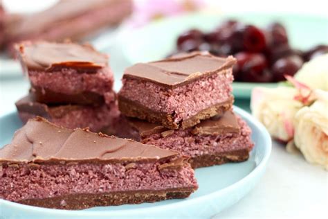 This easy healthy cherry ripe slice will hit the spot! Gluten free ...