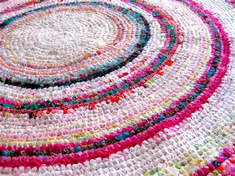 How To Make A Colourful Crochet Rag Rug With Recycled Fabrics | FeltMagnet