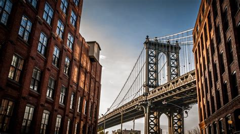 Manhattan bridge view from alley between two buildings, Brooklyn, New ...