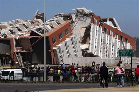 Chile earthquake: Chileans dig out after 8.8-magnitude earthquake ...