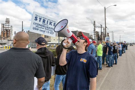 Steelworkers union broadens strike