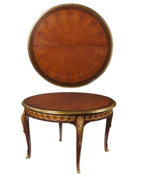 Lot - A Louis XV-style extendable dining table