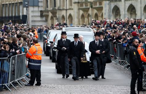 Hundreds line Cambridge streets to honor Stephen Hawking | PBS News