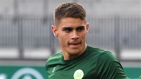 Tottenham close to signing Wolfsburg defender Micky van de Ven - report