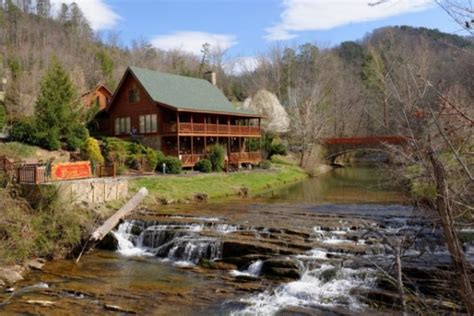 Granny's Creekside Cabin in Pigeon Forge w/ 6 BR (Sleeps16)