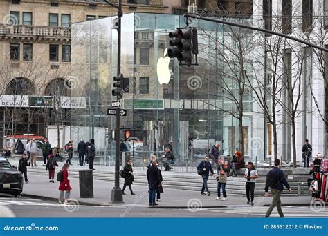 People on the Street in Manhattan Editorial Photography - Image of ...