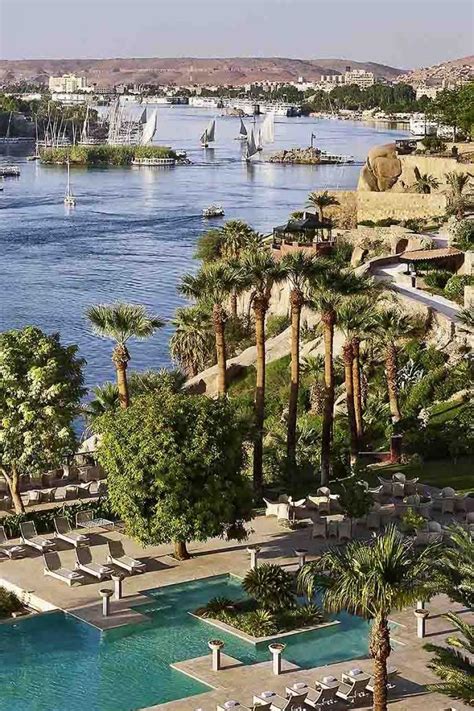 an aerial view of the river and palm trees in front of some boats on ...