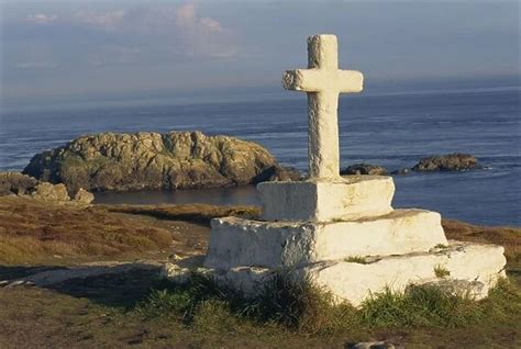 Background Images of Penn Arlan and St. Paul cross, Ile d Ouessant