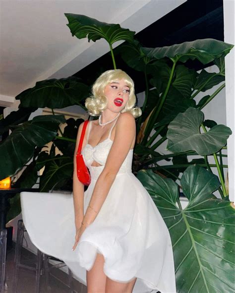 marilyn monroe costume | Marilyn monroe halloween costume, Halloween costume outfits, Dress ...