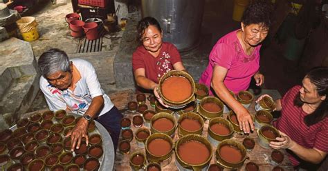 'Kuih bakul' selling like hot cakes | New Straits Times