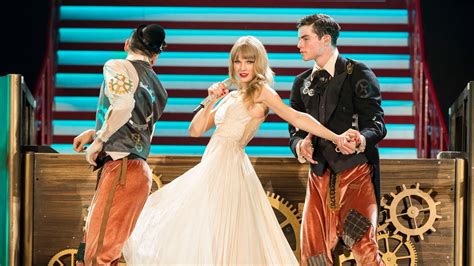 Taylor Swift - Love Story (Live at The Red Tour) - YouTube