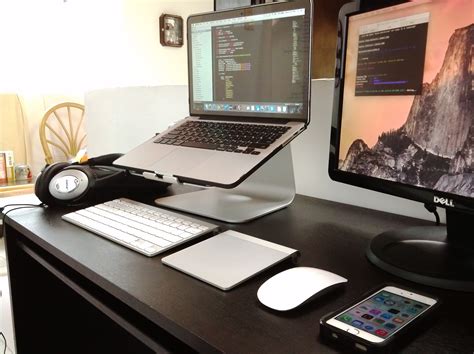 Mac Setup: The Dual-Screen Desk of a Software Engineer