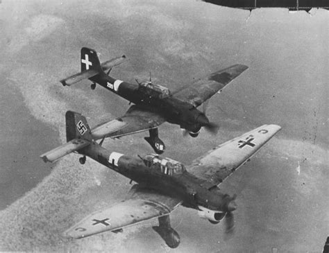 Asisbiz Junkers Ju 87B Stuka in flight Italy 7th Feb 1942-NIOD