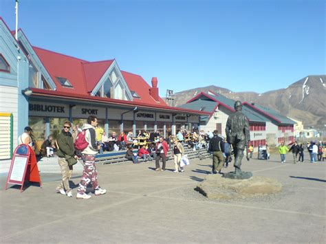 File:Longyearbyen main street.JPG - Wikimedia Commons