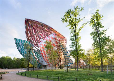 Louis Vuitton Building - DESIGNSIGH