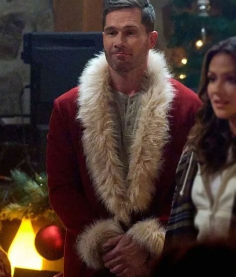 Catch Me If You Claus Chris (Luke Macfarlane) Red Coat